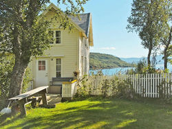 Three-Bedroom Holiday home in Skatvik