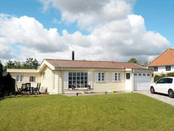 Three-Bedroom Holiday home in Frørup 3