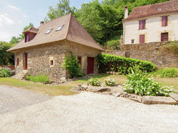 Charming holiday home in Saint-Medard-d'Excidueil near river