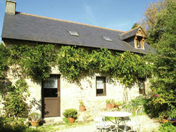 Cosy holiday home with terrace and garden near Quimperlé.