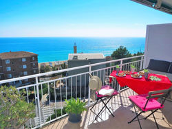 Nuria Seaview Beach-Apartment