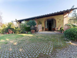 Detached house in the hills of Arezzo, surrounded by olive trees