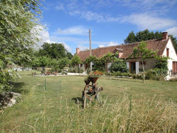 Cosy Holiday Home in Oussoy-en-Gatinais with Library