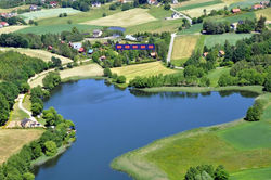 Dom z widokiem na jezioro i domek nad jeziorem