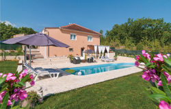 Three-Bedroom Holiday Home in Hrvace