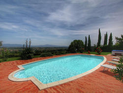 Spacious Villa in Monte San Savino with Swimming Pool