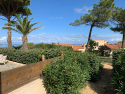 Mini villa climatisée - Vue mer - Mer à 50 m - Jardin et 2 terrasses 300 m2