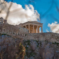 The Hadrian Wall- Historic Acropolis Villa