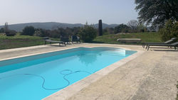 casa rural de un artista en plena naturaleza piscina y parque de esculturas en villarcayo