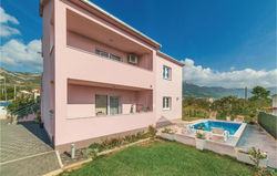 Three-Bedroom Apartment in Kastel Novi