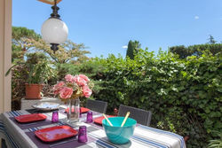 appartement très agréable centre Mandelieu très calme avec air conditionné et grande terrasse avec piscine