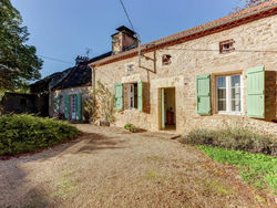 Vintage Holiday Home in Saint-Caprais with Garden