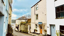 The Garden Cottage - Elevated position, wonderful views over Dartmouth, beautiful garden