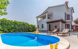 Awesome home in Valbandon w/ Outdoor swimming pool, WiFi and 3 Bedrooms