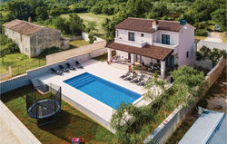 Nice home in Vodnjan w/ Outdoor swimming pool, WiFi and 4 Bedrooms