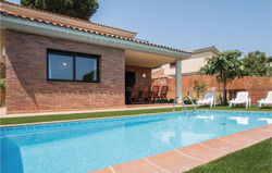 Awesome home in Tordera w/ Indoor swimming pool, Outdoor swimming pool and 4 Bedrooms