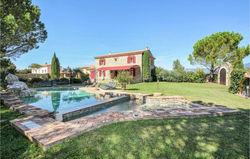 Nice home in St-Pierre-de-Vassols w/ WiFi, 5 Bedrooms and Outdoor swimming pool