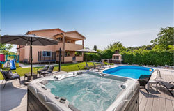 Beautiful home in Marcana w/ Outdoor swimming pool, Sauna and WiFi