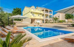 Nice home in Lisicic w/ Outdoor swimming pool, Jacuzzi and Sauna