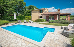 Stunning home in Vosteni w/ Outdoor swimming pool and 3 Bedrooms