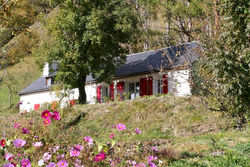 Comfortable farm house Petit Barzun, in the Parc National Pyrenees