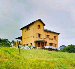 Casona rural en la costa asturiana