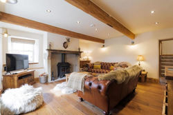 5 Star Cottage on the Green with Log Burner