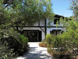 Cottage with a big idyllic garden at the lake