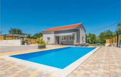 Nice home in Donje Rastane w/ Outdoor swimming pool, WiFi and 3 Bedrooms