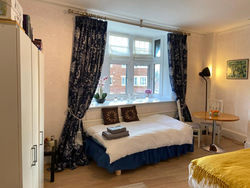 Deluxe Three Bed Apartment in Henley-on-Thames near Station River & Town Centre