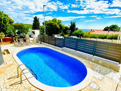 LOKY - sunny studio house 150m from sea with pool
