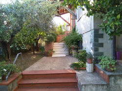 Appartamento con balcone e giardino