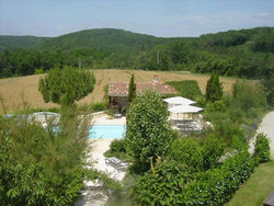 Garden-View Holiday Home in Dégagnac with Jacuzzi