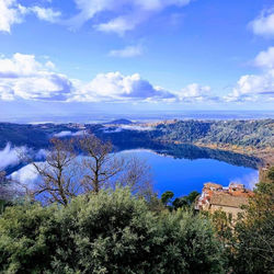 Isola sul lago