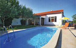 Amazing home in Peruski with Outdoor swimming pool, WiFi and 2 Bedrooms