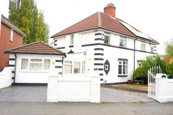 Large & Comfy House in Birmingham, 4 Bedroom,Secured Free parking ,Free wifi