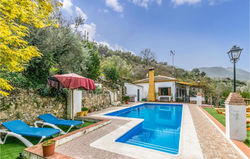 Beautiful home in Córdoba with Outdoor swimming pool, WiFi and 4 Bedrooms