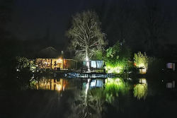 Cottage privatif avec spa au bord de l'eau.