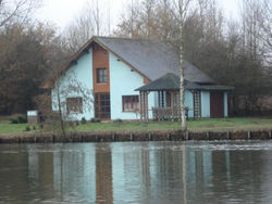 Chalet et étang du Roua