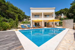Charming Villa 30m from the sea, outdoor pool, 6 bedrooms, WiFi, Garden