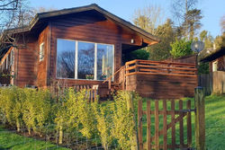 Luxurious lodge, Hot tub at Rudyard Lake, couples or small family