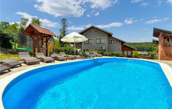 Nice home in Jastrebarsko with Outdoor swimming pool, Sauna and 7 Bedrooms