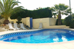 Bonita villa independiente con piscina privada grande en zona muy tranquila