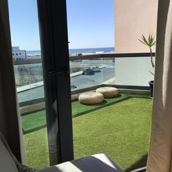 Apartamento con vistas al mar y piscina comunitaria. Zona los lagos