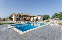 Beautiful home in Ragusa with Outdoor swimming pool, WiFi and 6 Bedrooms