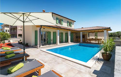 Nice home in Peroj with WiFi, Heated swimming pool and 3 Bedrooms