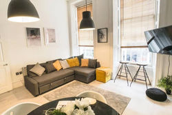 Dwell Living - 2 Bedroom Serviced City Centre Apartment Sleeps 6