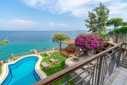 Corfu Beachfront Vila Benitses