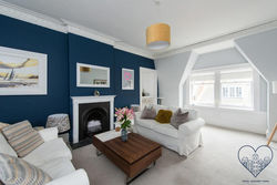 Bright 2 bed apartment North Berwick High Street