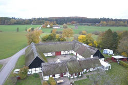 Idylisk bondegård med masser af natur og plads